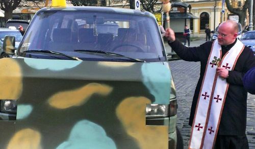 Львів: Гарнізонний храм міста відправив авто для потреб АТО